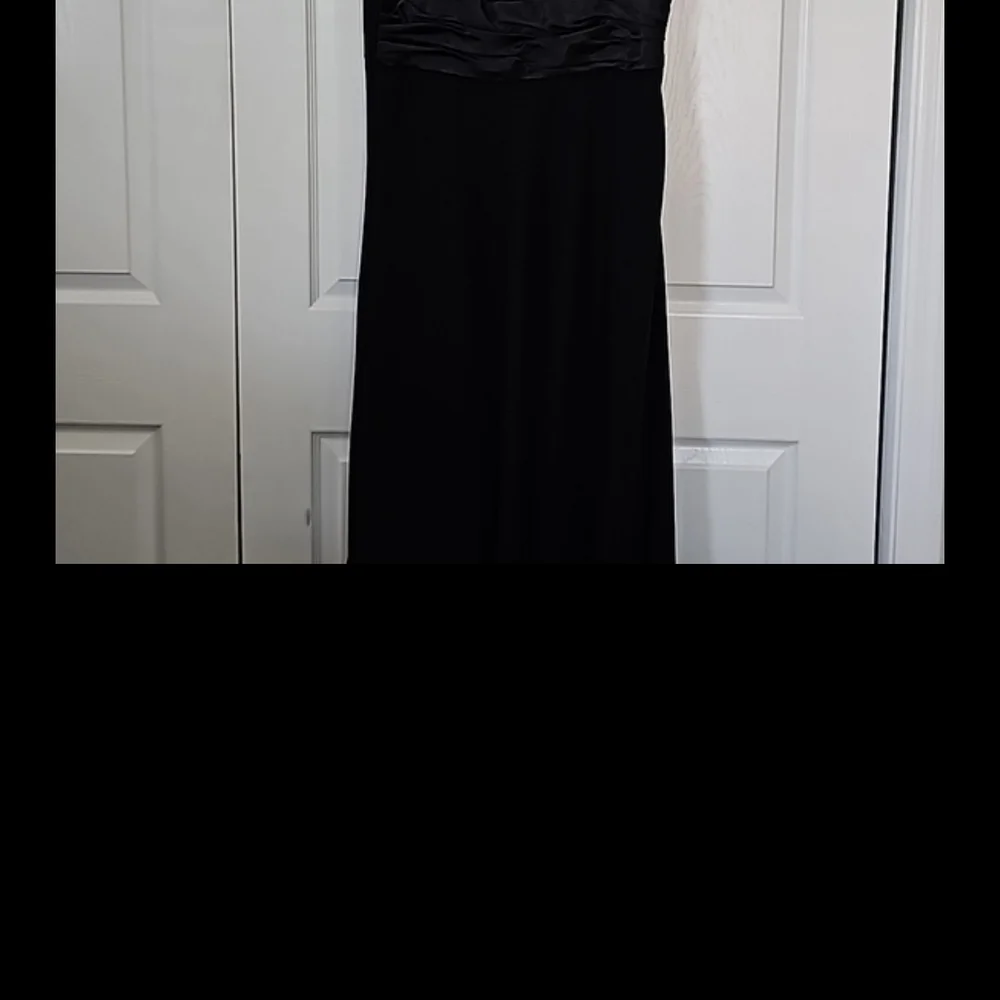 Elegant Black Dress with Ruched Detail - Picture 7 of 7